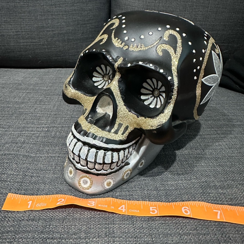 Black glittered skull